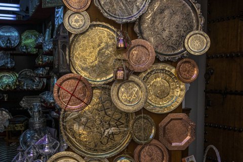 00.Moroc19_SM04810 
Africa, Morocco, April 2019
Moroccan bazaar: Copper plates