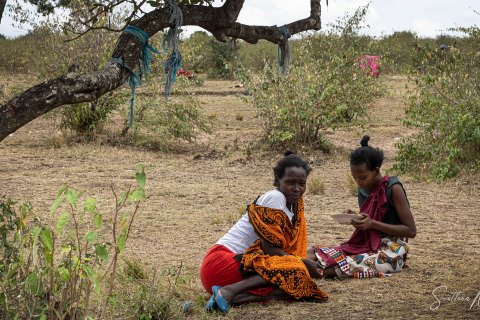SVM_7890 
Young women  talking