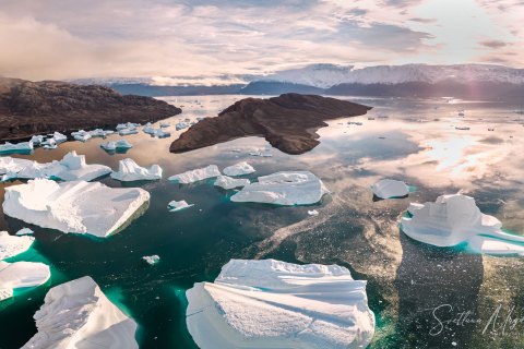 10.GRN_DJI_0167_0180.HP_.DR_ 
Greenland, September 2022
M/S Freya  Expedition 
East Greenland Scoresby Sound  fjord system 
Sunset, Icebergs
Taken from DJI Drone