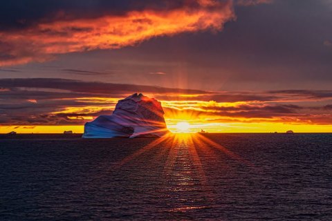 05.GRN_SM05220 
Greenland, September 2022
M/S Freya  Expedition 
East Greenland Scoresby Sound  fjord system 
Sunrise , icebergs