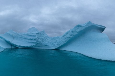 06.GRN_SM05434_05438.P 
Greenland, September 2022
M/S Freya  Expedition 
East Greenland Scoresby Sound  fjord system 
 Iceberg   city (from Zodiac)