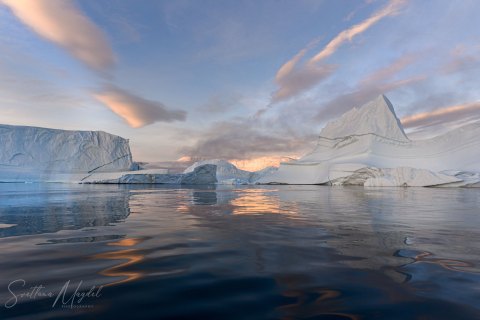 08.GRN_SM05906 
Greenland, September 2022
M/S Freya  Expedition 
East Greenland Scoresby Sound  fjord system 
Sunrise, Iceberg   city, (from Zodiac)