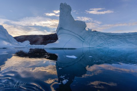 08.GRN_SM05965 
Greenland, September 2022
M/S Freya  Expedition 
East Greenland Scoresby Sound  fjord system 
Sunrise, Iceberg   city, (from Zodiac)