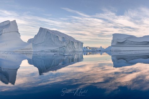 08.RN_SM05982_05983.P 
Greenland, September 2022
M/S Freya  Expedition 
East Greenland Scoresby Sound  fjord system 
Sunrise, Iceberg   city, (from Zodiac)