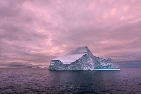 06.GRN_SM06472 
Greenland, September 2022
M/S Freya  Expedition 
East Greenland Scoresby Sound  fjord system 
Sunrise,  Iceberg   city (from Zodiac)
