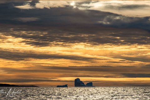 05.GRN_SM06577 
Greenland, September 2022
M/S Freya  Expedition 
East Greenland Scoresby Sound  fjord system 
Sunrise , icebergs