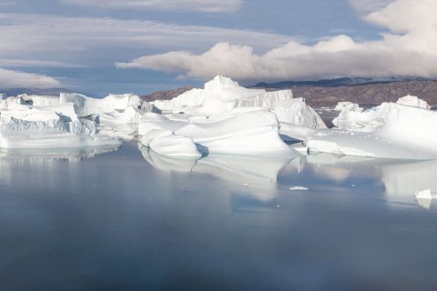 06..GRN_SVM0517_0524.P 
Greenland, September 2022
M/S Freya  Expedition 
East Greenland Scoresby Sound  fjord system 
Sunrise in Icebergs  city (from Zodiac)