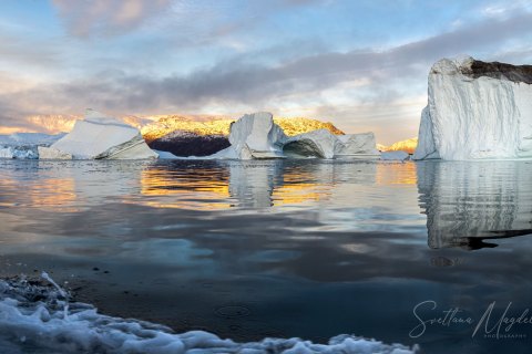 05.GRN_SVM0804_0806.P 
Greenland, September 2022
M/S Freya  Expedition 
East Greenland Scoresby Sound  fjord system 
Sunrise in Icebergs  city (from Zodiac)