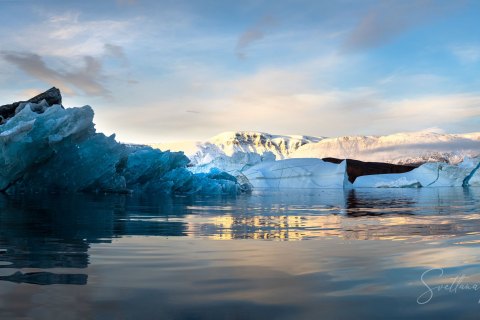 05.GRN_SVM0840_0841.P 
Greenland, September 2022
M/S Freya  Expedition 
East Greenland Scoresby Sound  fjord system 
Sunrise in Icebergs  city (from Zodiac)