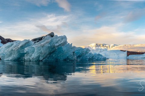 07.GRN_SVM0848_0851.P 
Greenland, September 2022
M/S Freya  Expedition 
East Greenland Scoresby Sound  fjord system 
Iceberg   city, Ice Sculptures (from Zodiac)