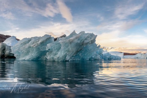 07.GRN_SVM0854_0855.P 
Greenland, September 2022
M/S Freya  Expedition 
East Greenland Scoresby Sound  fjord system 
Iceberg   city, Ice Sculptures (from Zodiac)