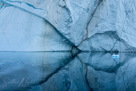 06.GRN_SVM0924 
Greenland, September 2022
M/S Freya  Expedition 
East Greenland Scoresby Sound  fjord system 
Iceberg   city  (from Zodiac)