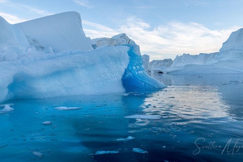 06.GRN_SVM0960 
Greenland, September 2022
M/S Freya  Expedition 
East Greenland Scoresby Sound  fjord system 
Iceberg   city  (from Zodiac)