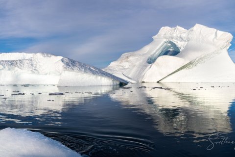 06.GRN_SVM1105_1106.P 
Greenland, September 2022
M/S Freya  Expedition 
East Greenland Scoresby Sound  fjord system 
Iceberg   city  (from Zodiac)