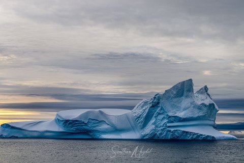 05.GRN_SVM1732 
Greenland, September 2022
M/S Freya  Expedition 
East Greenland Scoresby Sound  fjord system 
Sunrise in Icebergs  city