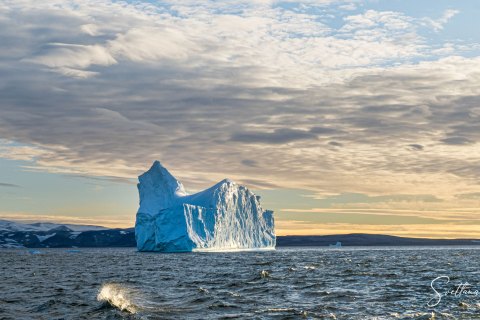 06.GRN_SVM2001 
Greenland, September 2022
M/S Freya  Expedition 
East Greenland Scoresby Sound  fjord system 
Sunrise and  Icebergs