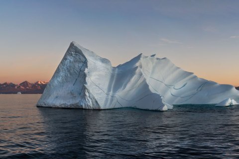 06.GRN_SVM8382_8391.P 
Greenland, September 2022
M/S Freya  Expedition 
East Greenland Scoresby Sound  fjord system 
Sunrise and  Icebergs