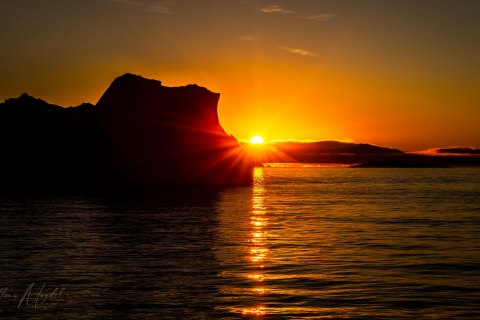 05.GRN_SVM8418 
Greenland, September 2022
M/S Freya  Expedition 
East Greenland Scoresby Sound  fjord system 
Sunrise in Icebergs  city (from Zodiac)