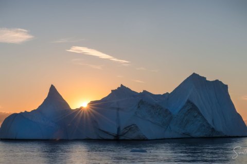 05.GRN_SVM8497 
Greenland, September 2022
M/S Freya  Expedition 
East Greenland Scoresby Sound  fjord system 
Sunrise in Icebergs  city (from Zodiac)