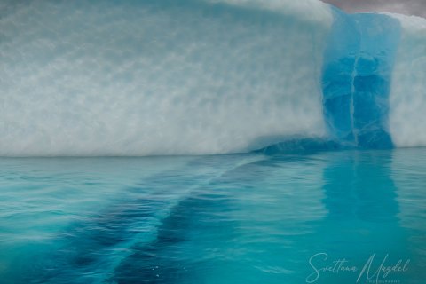 06.GRN_SVM9313_9315 
Greenland, September 2022
M/S Freya  Expedition 
East Greenland Scoresby Sound  fjord system 
Iceberg   city  (from Zodiac)