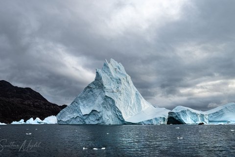 06.GRN_SVM9500 
Greenland, September 2022
M/S Freya  Expedition 
East Greenland Scoresby Sound  fjord system 
Iceberg   city  (from Zodiac)