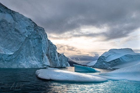 06.GRN_SVM9574_9576 
Greenland, September 2022
M/S Freya  Expedition 
East Greenland Scoresby Sound  fjord system 
Iceberg   city  (from Zodiac)