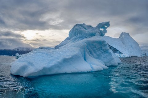 06.GRN_SVM9630_9639.P 
Greenland, September 2022
M/S Freya  Expedition 
East Greenland Scoresby Sound  fjord system 
Iceberg   city  (from Zodiac)