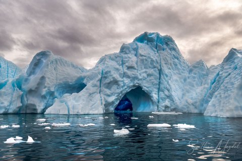 06.GRN_SVM9997 
Greenland, September 2022
M/S Freya  Expedition 
East Greenland Scoresby Sound  fjord system 
Iceberg   city, Ice caves   (from Zodiac)