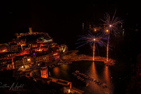 07.ITL19_SM00568 
Europe, Italy, Liguria, Cinque Terre, Vernazza, Santa Margarita festival fierworks