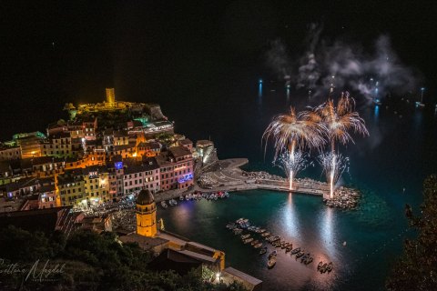 07.ITL19_SM00582 
Europe, Italy, Liguria, Cinque Terre, Vernazza, Santa Margarita festival fierworks