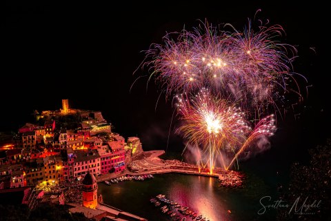 07.ITL19_SM00669 
Europe, Italy, Liguria, Cinque Terre, Vernazza, Santa Margarita festival fierworks