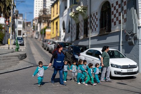 VALP_SVM1695 
Chile, Valparaiso 
October 2023
Kids are walking to  a playground 